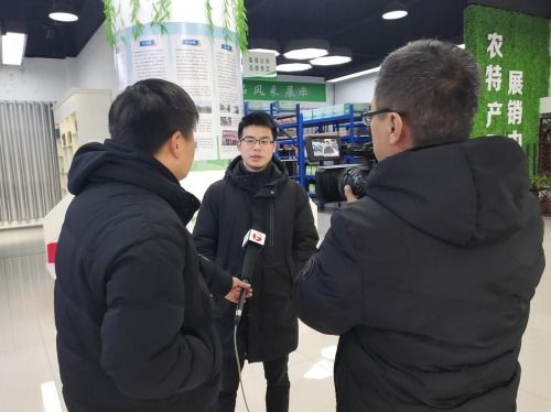 安徽衛(wèi)視農(nóng)業(yè)科教頻道前來樅陽(yáng)縣電子商務(wù)公共服務(wù)中心拍攝農(nóng)產(chǎn)品宣傳短片